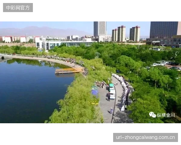许多新建体育场馆选址远离公共交通枢纽，从城市规划源头就放弃了引导观众绿色出行的可能